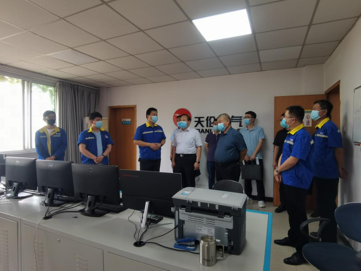 鹤壁市城市管理局局长吴福生莅临天伦燃气公司(图1)